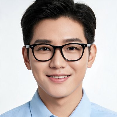 创始人赵一鸣，戴着黑框眼镜，面带自信微笑