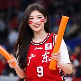 一位年轻女性球迷穿着广东队球衣